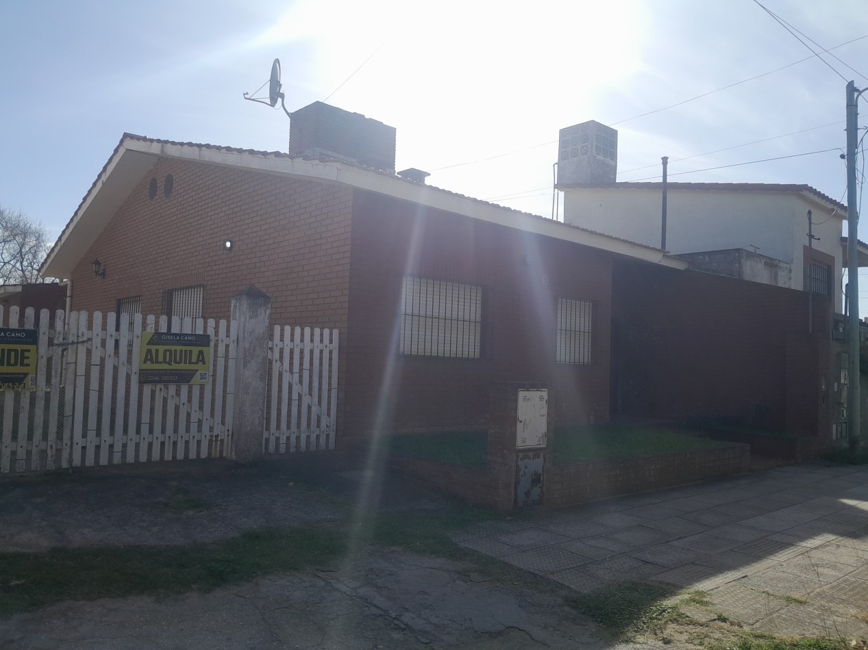 VENTA CHALETS 3 AMBIENTES AL FONDO, CON PATIO AMPLIO