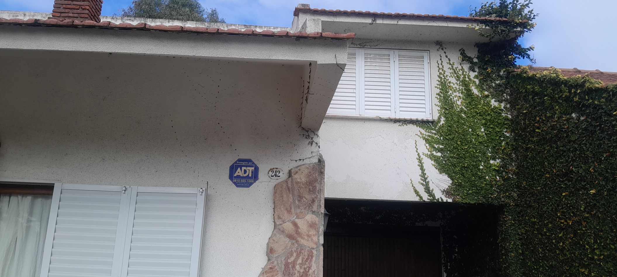 RESIDENCIA DE ESTILO CLASICO DISTRIBUIDA EN 2 PLANTAS