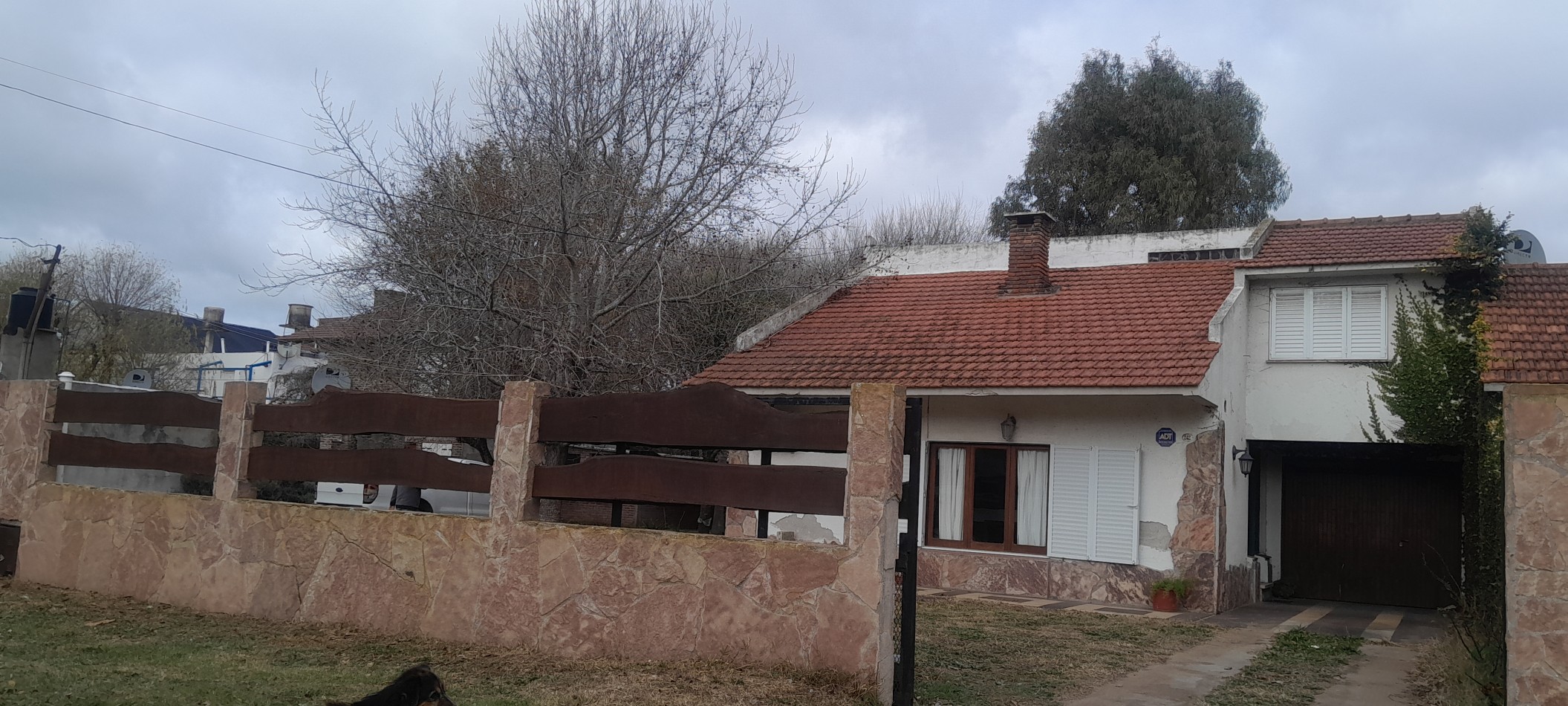 RESIDENCIA DE ESTILO CLASICO DISTRIBUIDA EN 2 PLANTAS