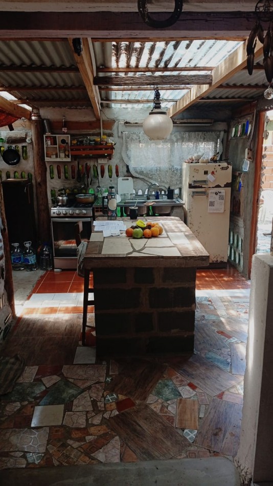 CASA TIPO CABAÑA CON DEPARTAMENTO , PATIO Y COCHERA