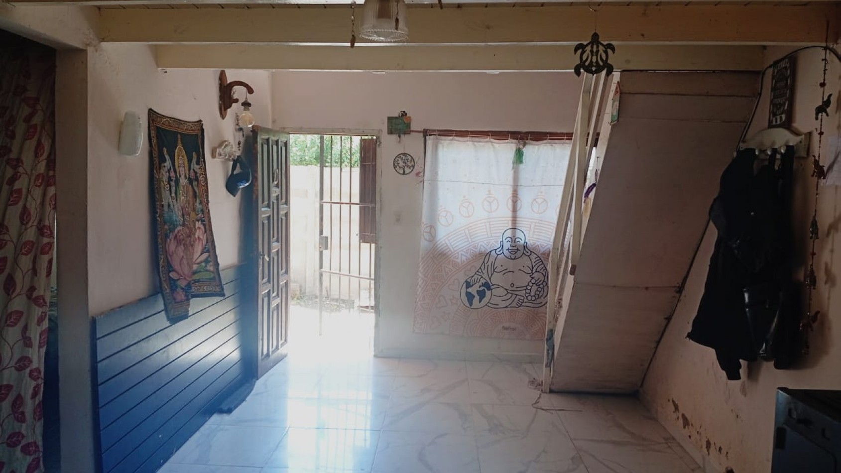 CASA TIPO CABAÑA CON DEPARTAMENTO , PATIO Y COCHERA