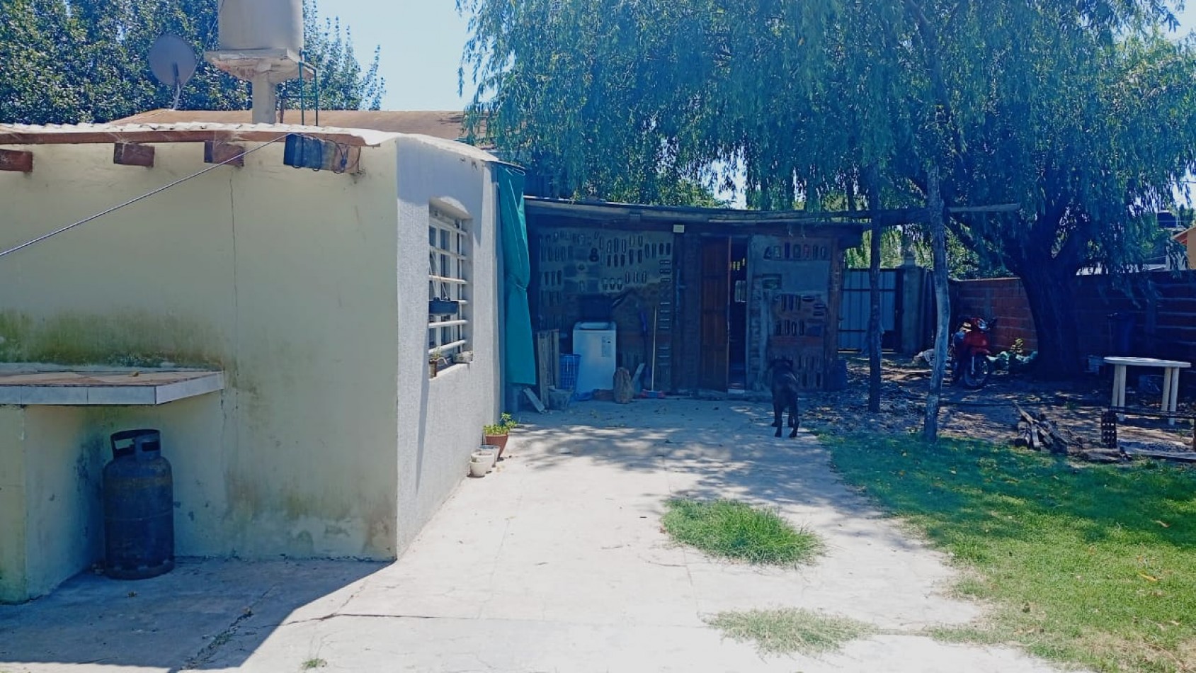 CASA TIPO CABAÑA CON DEPARTAMENTO , PATIO Y COCHERA
