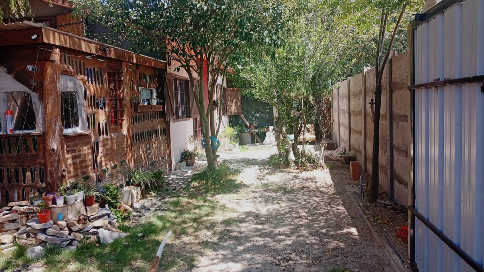CASA TIPO CABAÑA CON DEPARTAMENTO , PATIO Y COCHERA