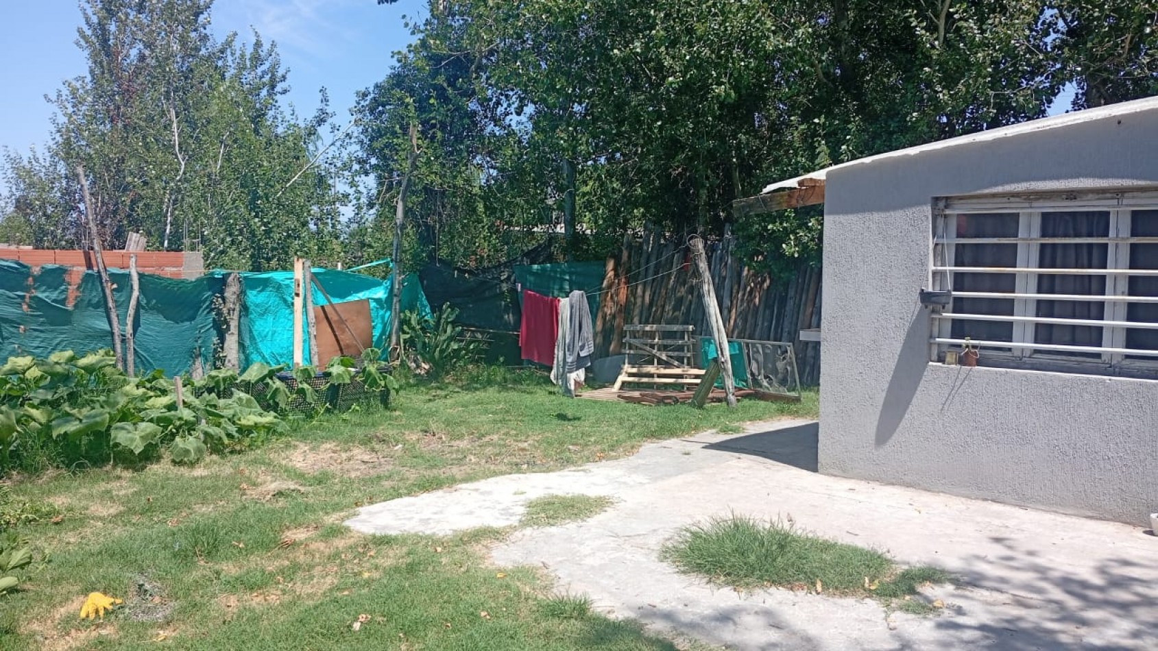 CASA TIPO CABAÑA CON DEPARTAMENTO , PATIO Y COCHERA