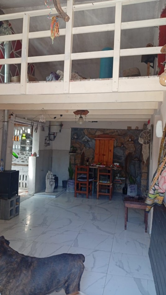 CASA TIPO CABAÑA CON DEPARTAMENTO , PATIO Y COCHERA