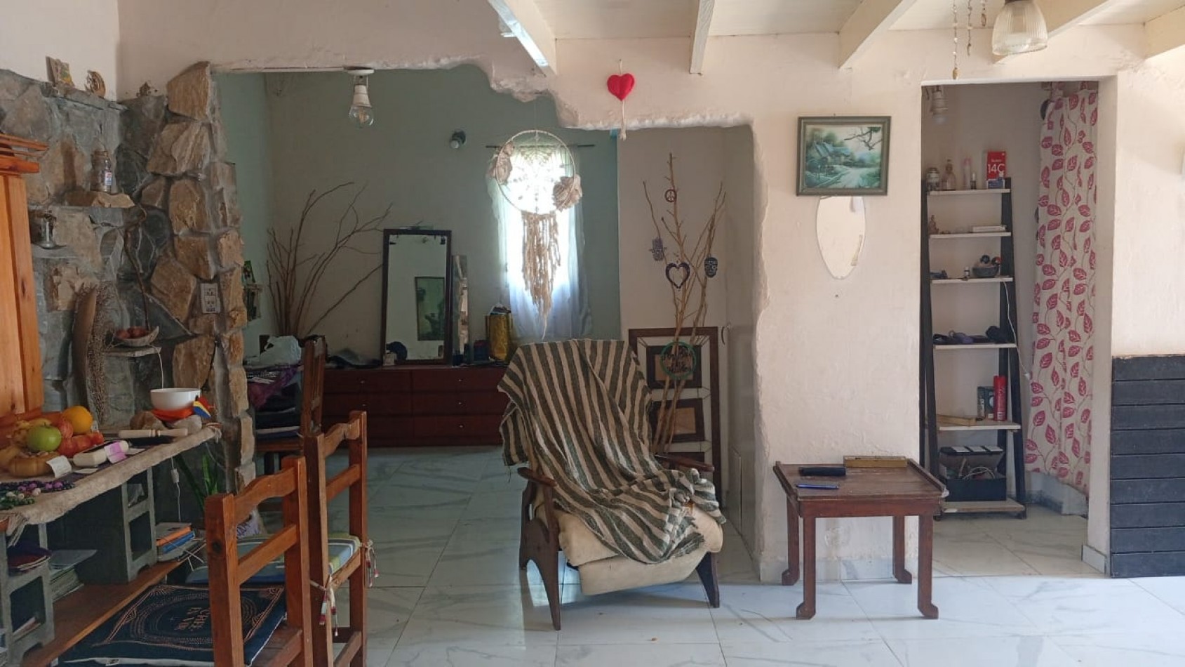 CASA TIPO CABAÑA CON DEPARTAMENTO , PATIO Y COCHERA