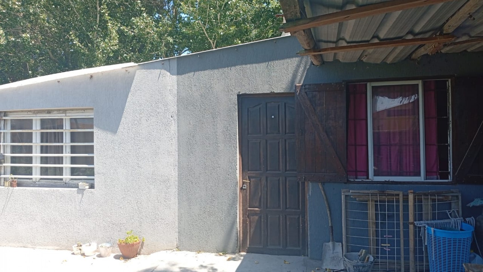 CASA TIPO CABAÑA CON DEPARTAMENTO , PATIO Y COCHERA