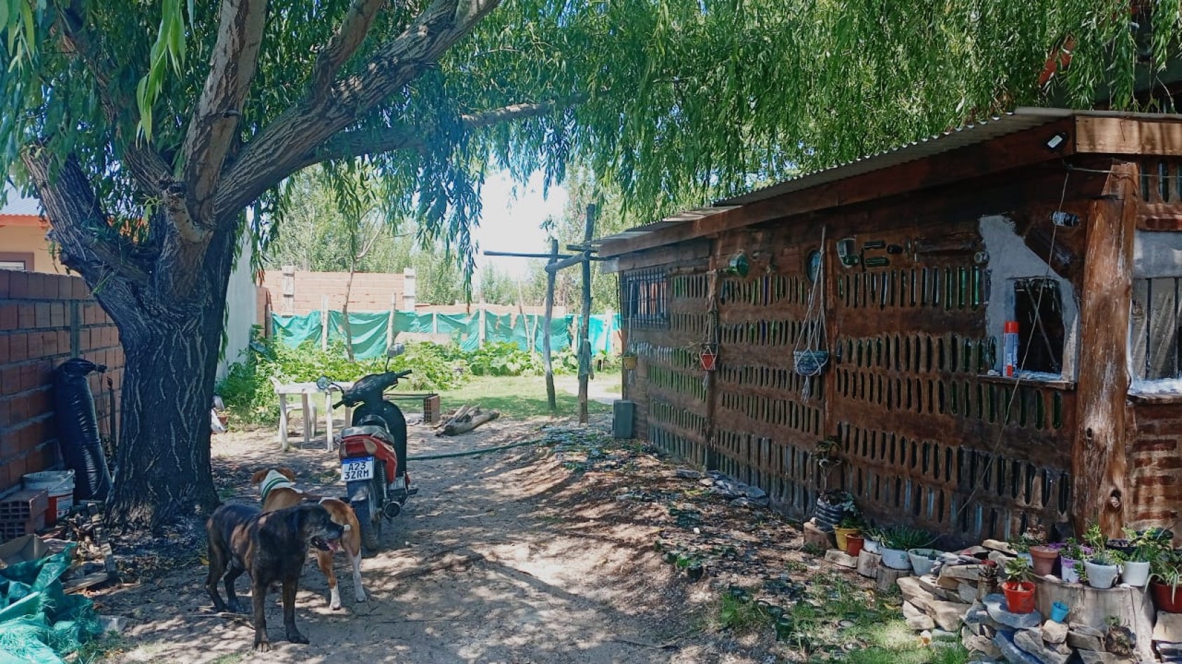 CASA TIPO CABAÑA CON DEPARTAMENTO , PATIO Y COCHERA
