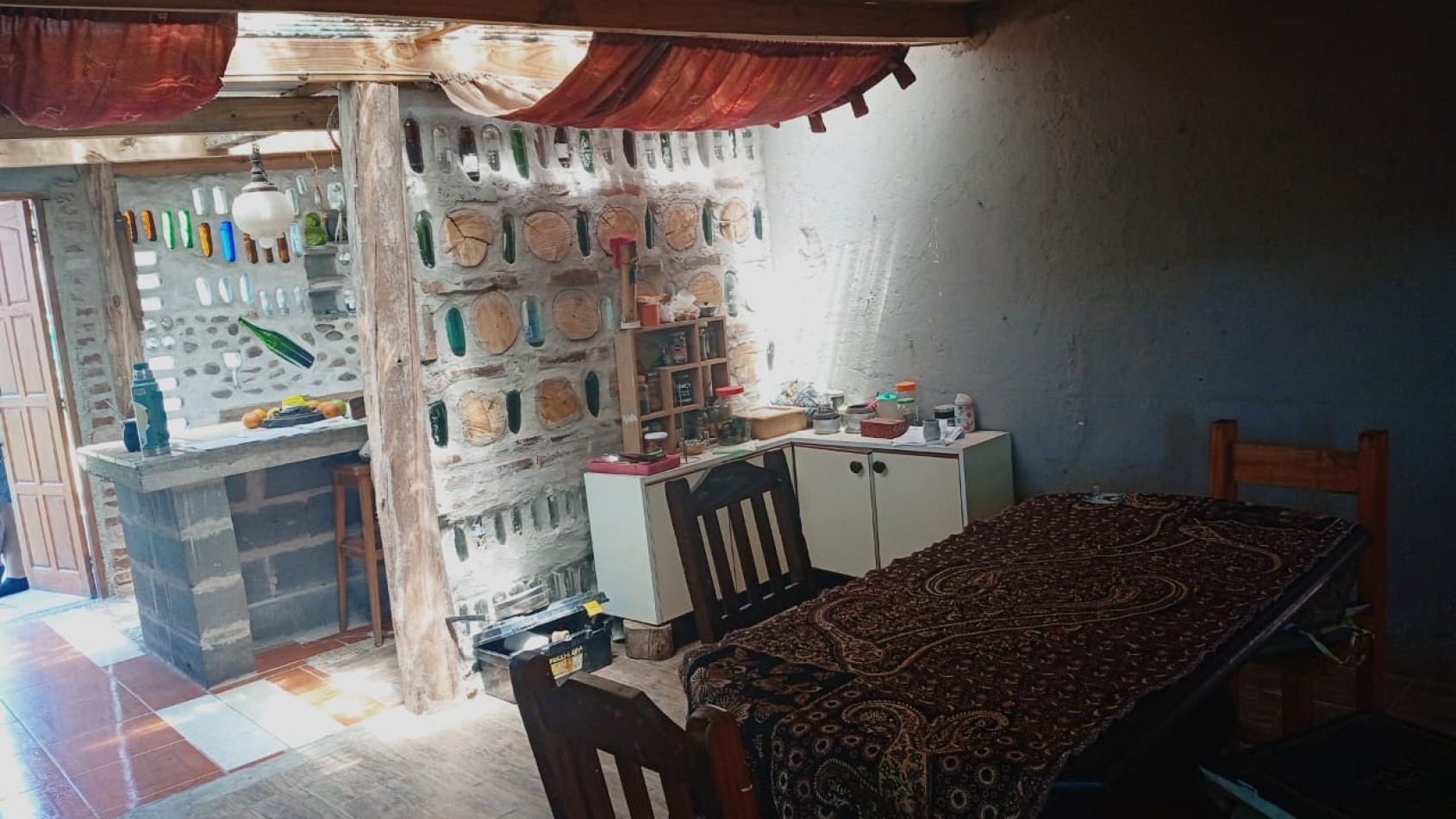 CASA TIPO CABAÑA CON DEPARTAMENTO , PATIO Y COCHERA