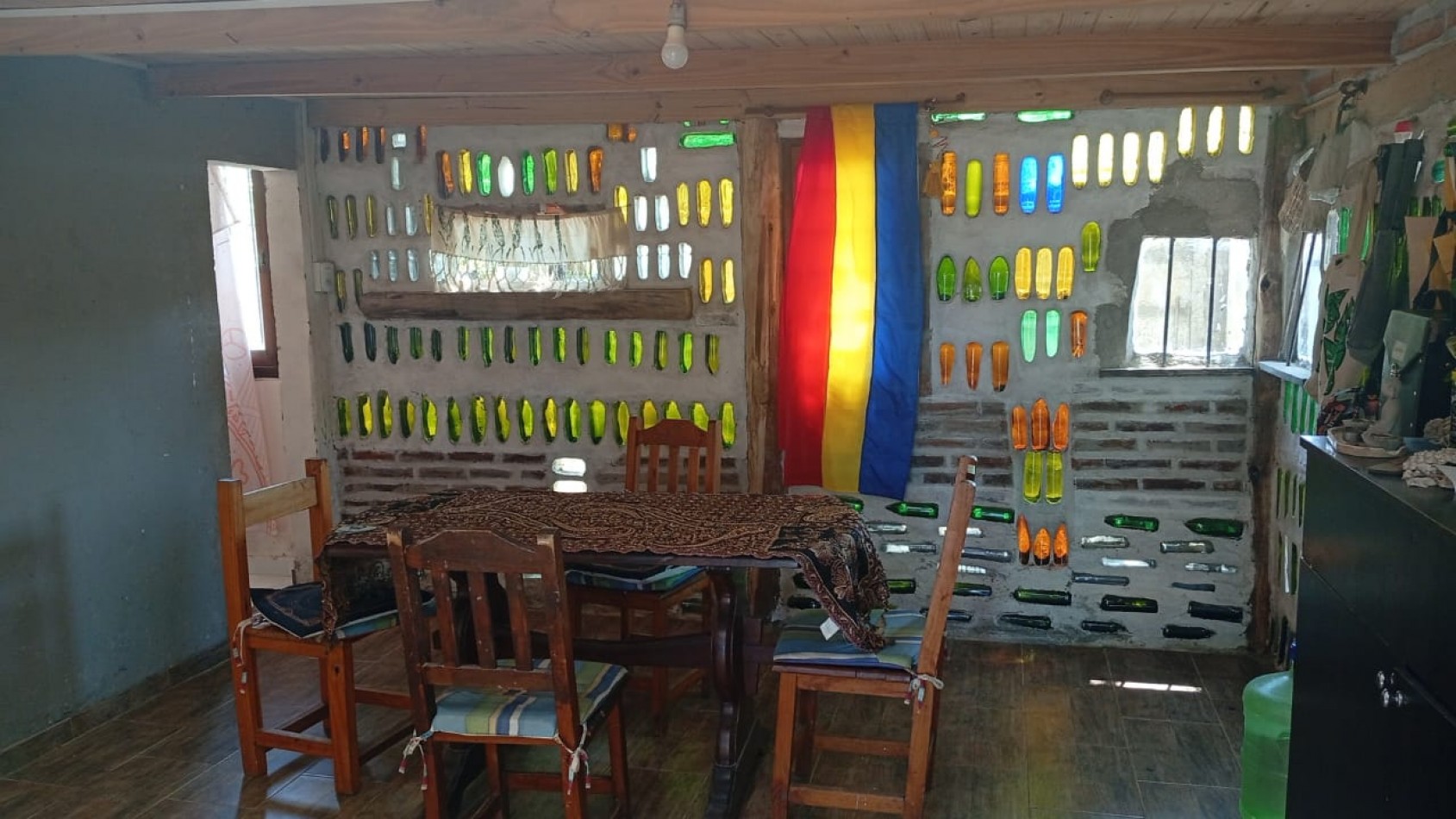 CASA TIPO CABAÑA CON DEPARTAMENTO , PATIO Y COCHERA