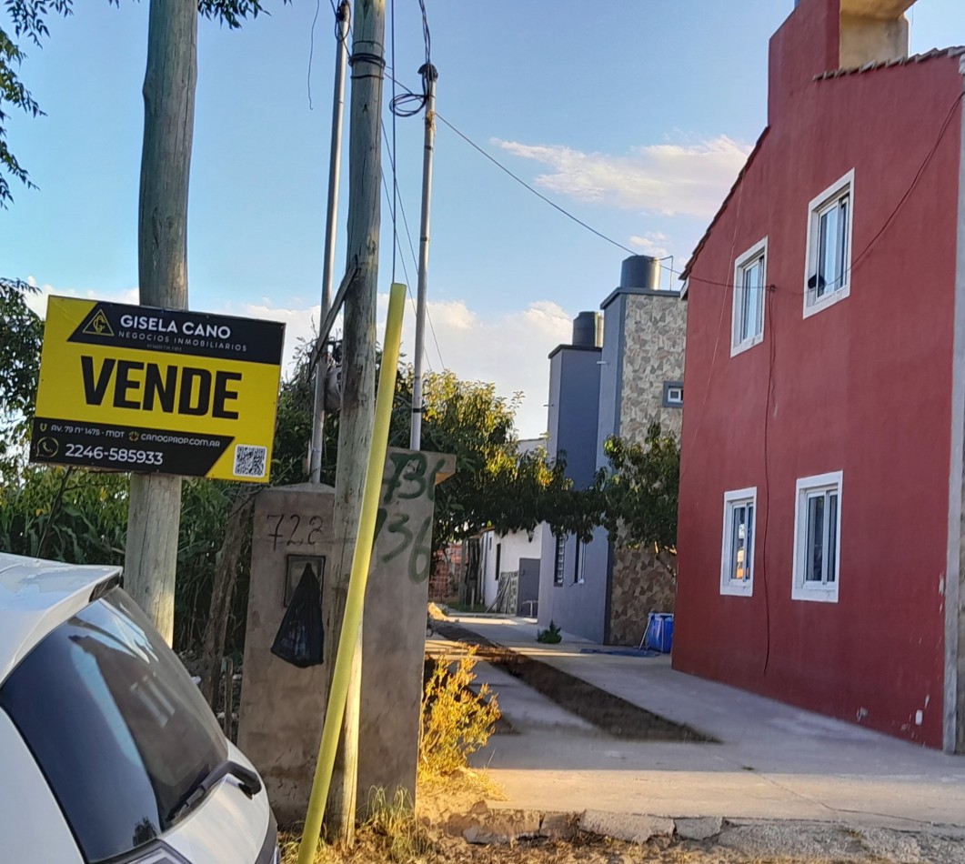 "Oportunidad: Duplex UF 4 al medio en complejo — Calle 61 entre 7 y 8"