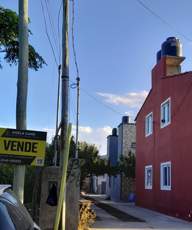 "Oportunidad: Duplex UF 4 al medio en complejo — Calle 61 entre 7 y 8"