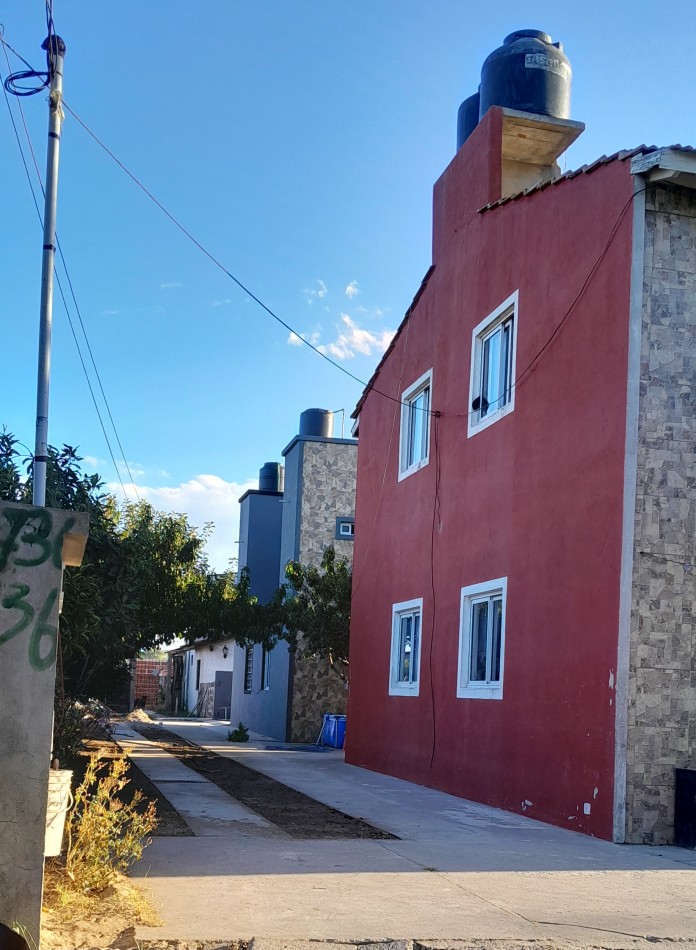 "Oportunidad: Duplex UF 4 al medio en complejo — Calle 61 entre 7 y 8"