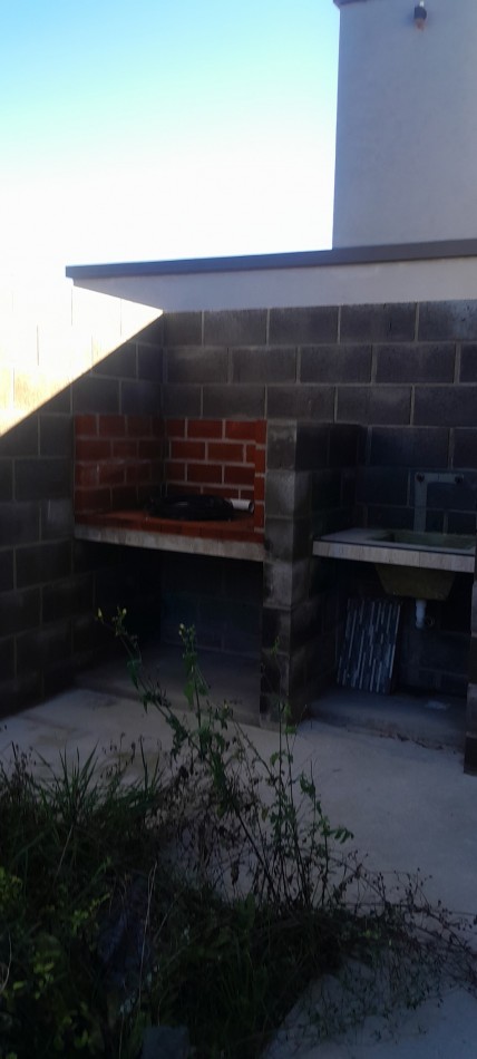 A Estrenar!!  Dpto 2 Ambientes en Zona Comercial.Con Patio, Parrilla, y Cochera - Ideal Turismo-.