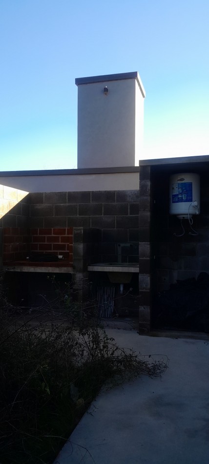 A Estrenar!!  Dpto 2 Ambientes en Zona Comercial.Con Patio, Parrilla, y Cochera - Ideal Turismo-.
