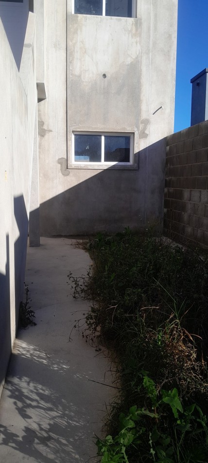 A Estrenar!!  Dpto 2 Ambientes en Zona Comercial.Con Patio, Parrilla, y Cochera - Ideal Turismo-.