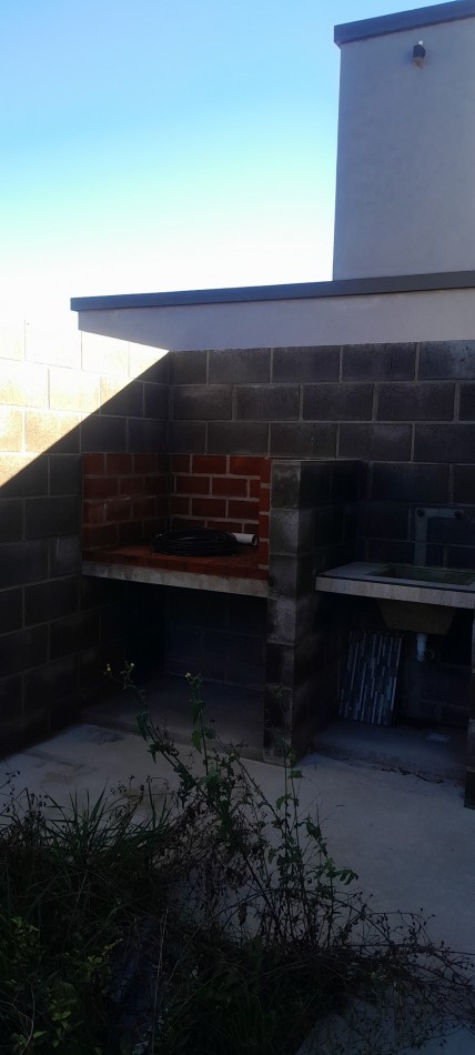 A Estrenar!!  Dpto 2 Ambientes en Zona Comercial.Con Patio, Parrilla, y Cochera - Ideal Turismo-.