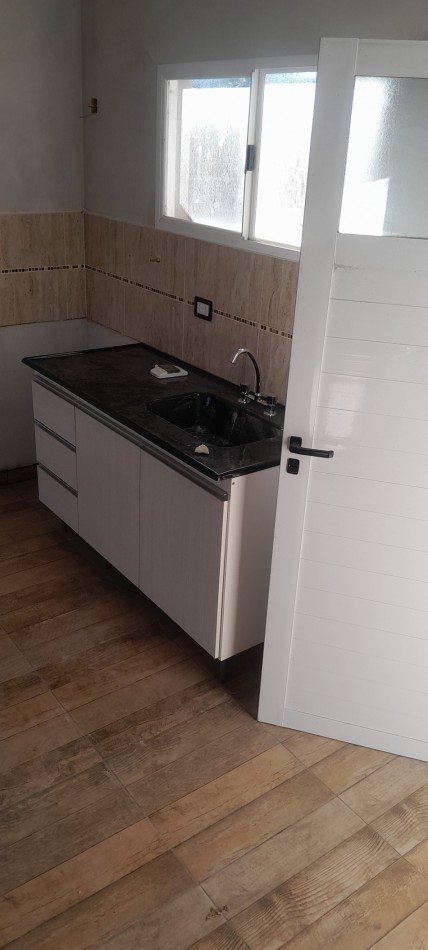 A Estrenar!!  Dpto 2 Ambientes en Zona Comercial.Con Patio, Parrilla, y Cochera - Ideal Turismo-.