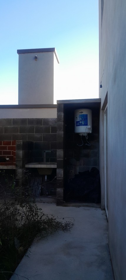 A Estrenar!!  Dpto 2 Ambientes en Zona Comercial.Con Patio, Parrilla, y Cochera - Ideal Turismo-.