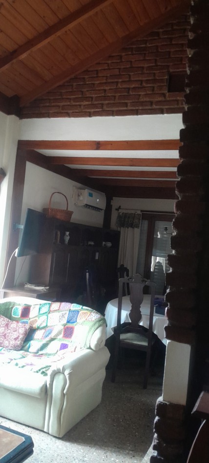 RESIDENCIA DE ESTILO CLASICO DISTRIBUIDA EN 2 PLANTAS