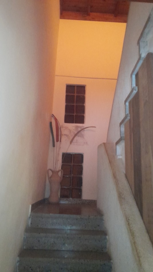 RESIDENCIA DE ESTILO CLASICO DISTRIBUIDA EN 2 PLANTAS