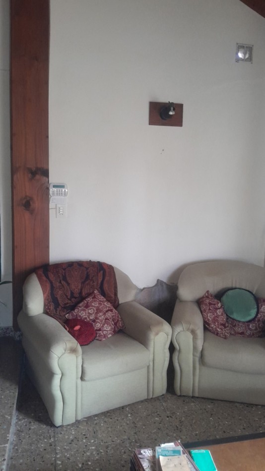 RESIDENCIA DE ESTILO CLASICO DISTRIBUIDA EN 2 PLANTAS