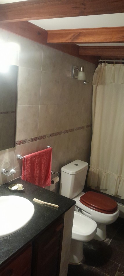 RESIDENCIA DE ESTILO CLASICO DISTRIBUIDA EN 2 PLANTAS