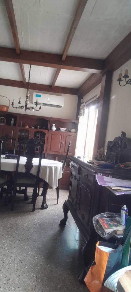 RESIDENCIA DE ESTILO CLASICO DISTRIBUIDA EN 2 PLANTAS